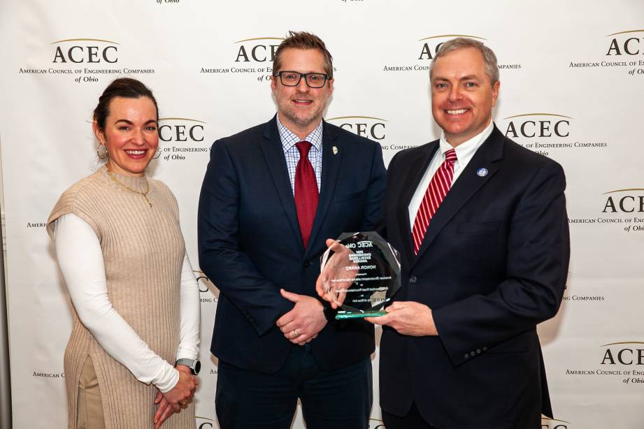 PW Gordon Perry accepts acec honor award for RAB - Copy